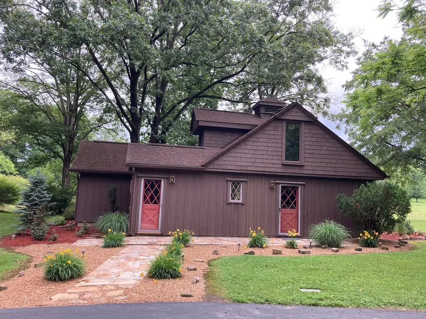 Rustic Guest House Cabin in a Secluded Setting - Image 1
