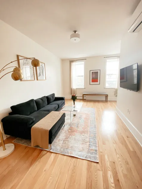 Spacious One Bedroom Suite on Broadway - Image 1