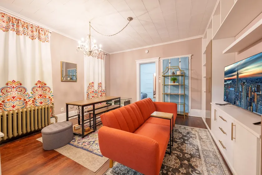 Quaint & charming century-old brownstone near NYC - Image 1