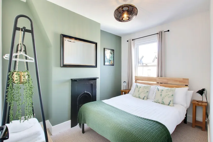 Delightful two bedroom cottage near town centre - Image 1
