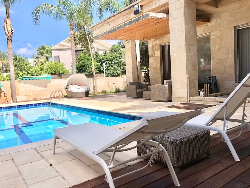 Stylish Villa in Herzliya with beautiful Garden! - Image 1