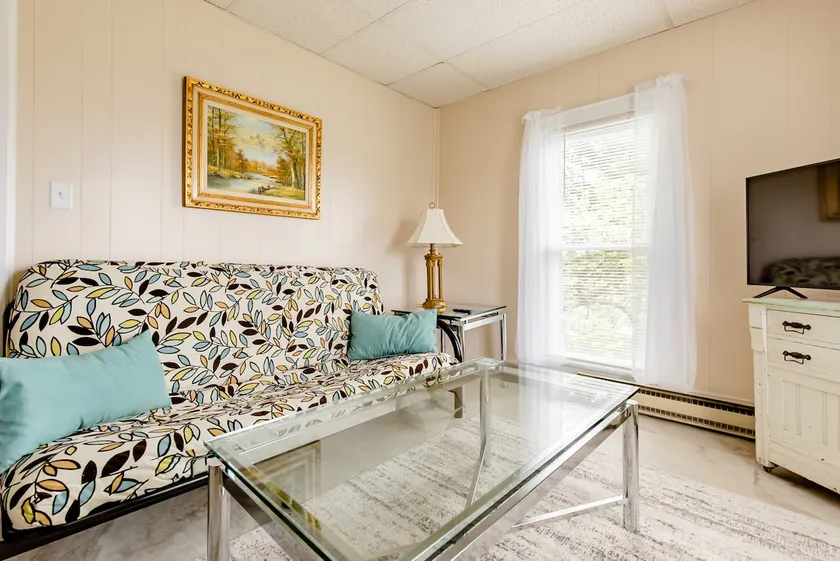Fort Hill Hideaway Apartment Upstairs - Image 1