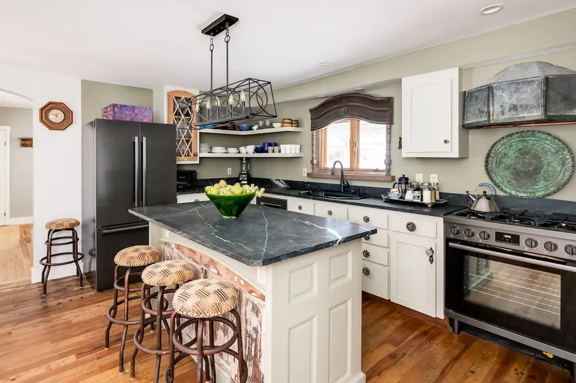 Newly Restored 1850’s farm house 3 bedroom 2 bath - Image 1