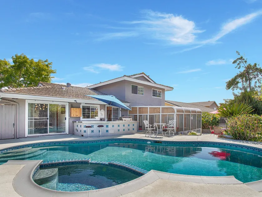 Charming Villa with Backyard Oasis Close to Beach - Image 1