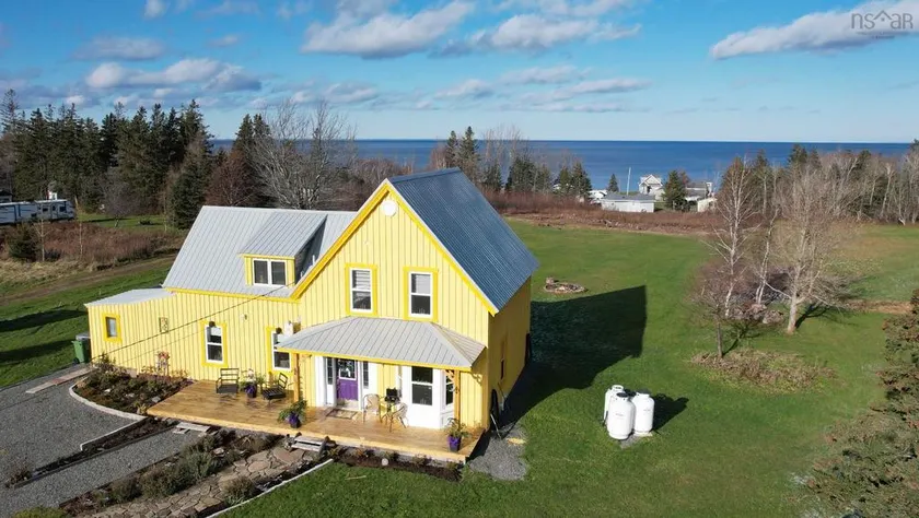Lovely Farmhouse with Beach Access and Ocean Views - Image 1