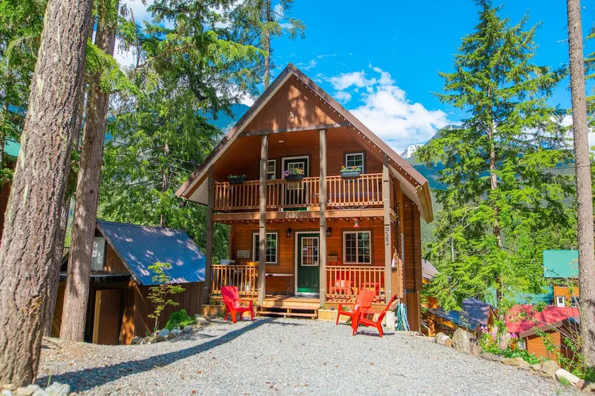 Whiskey Jack, 4 Bedroom Cabin with Outdoor Firepit - Image 1