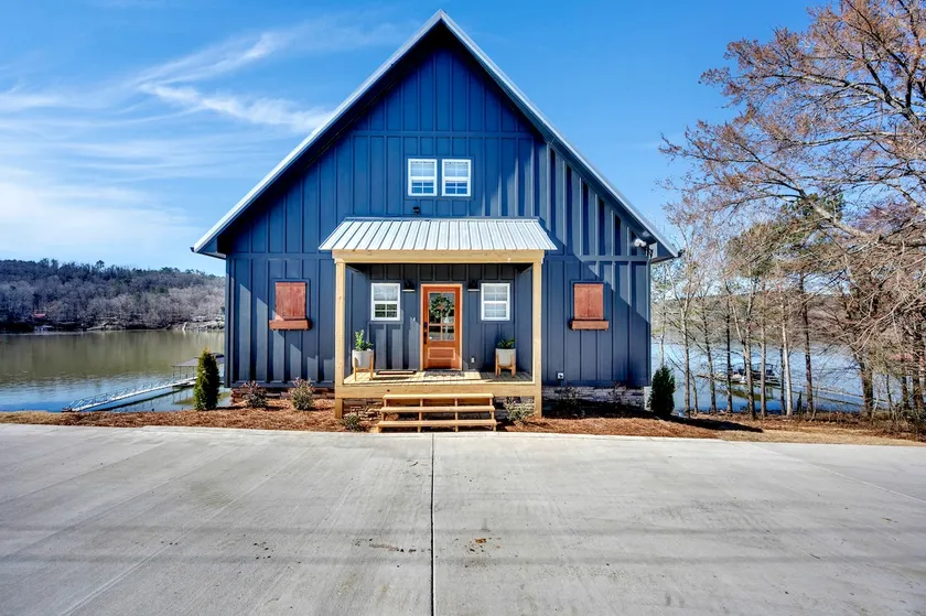 4 Bedrooms 2 1/2 Bath stunning water front views - Image 1