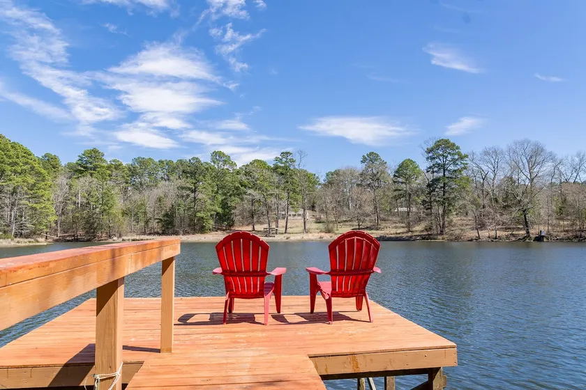 Serene Lakefront Cabin, Fishing, Firepit, Kayaks - Image 1
