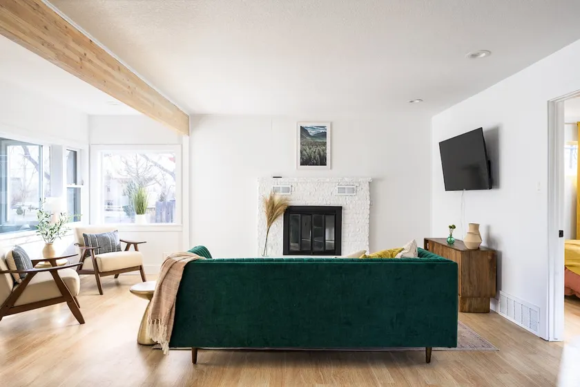 Bright & Modern Retreat - Sleeps 8 - Convenient Location - Image 1