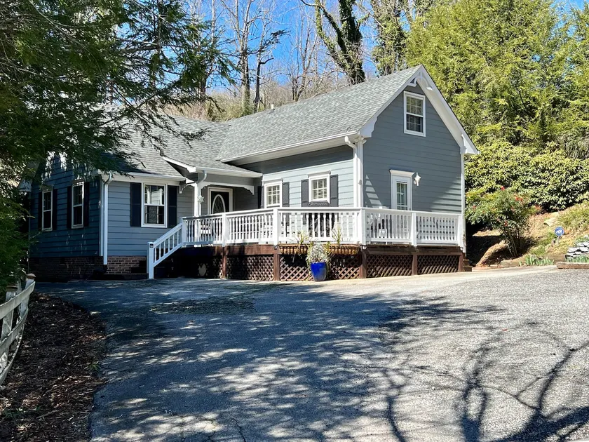 Hemlock House; one block from downtown Saluda - Image 1