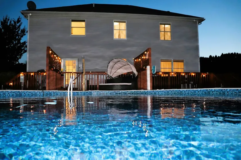 Heated Pool/Hot Tub/Sauna/Fire Pit/Game Room/Yard! - Image 1