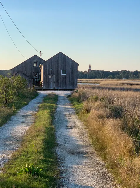 The Boathouse: Charming & Historic Waterfront Stay - Image 1