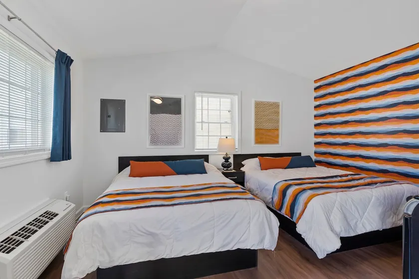 Cute 2 Queen Bed Cottage with Kitchenette - Image 1