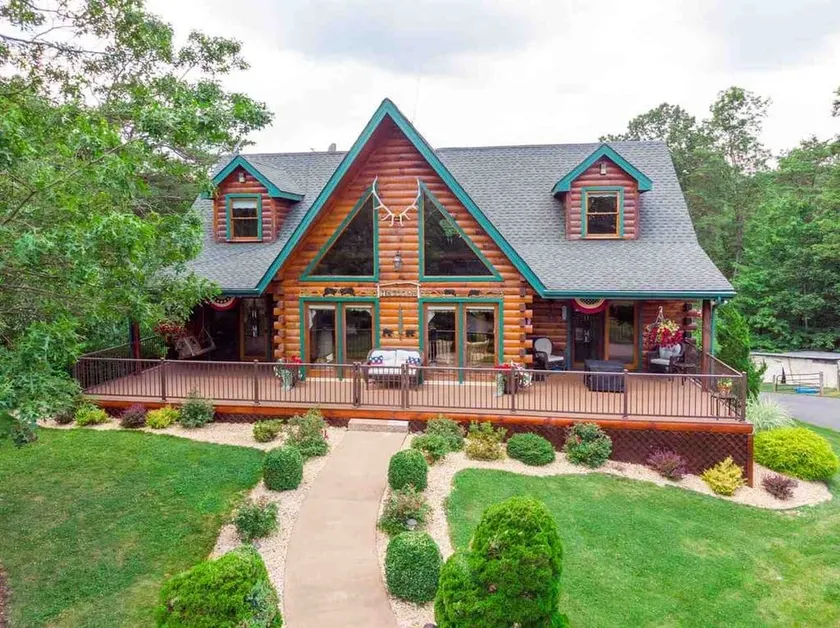 Bear Villa Lodge-Sleeps 10 comfortably, nature galore, about 25 mins to JMU - Image 1