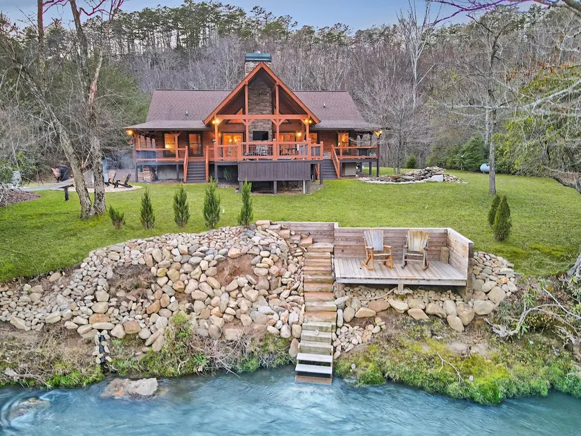 Luxury Riverfront Cabin - Pet Friendly - Image 1