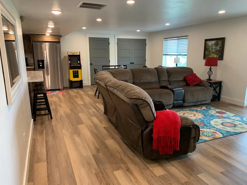 Spacious 3 bedroom basement apartment with view - Image 1