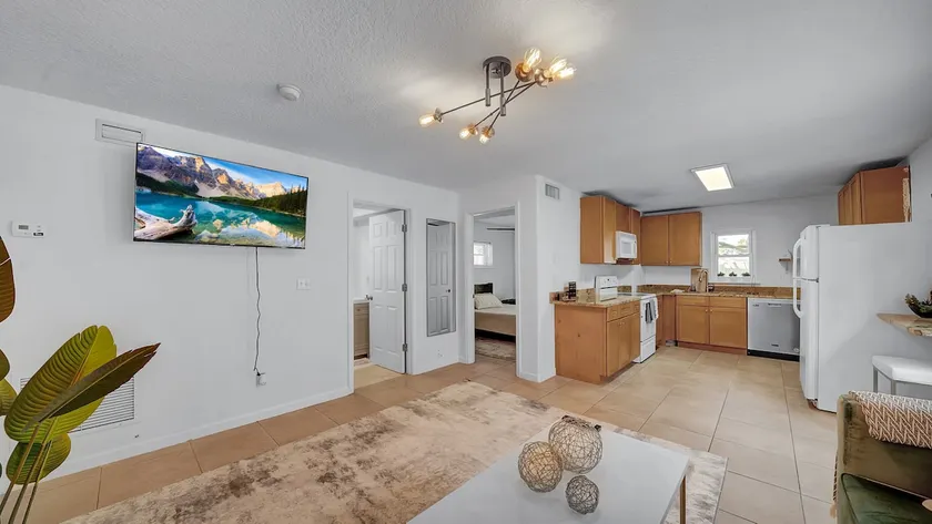 Oceanside 1st floor home, 1 block away from beach and 15 mins away from Mayo - Image 1