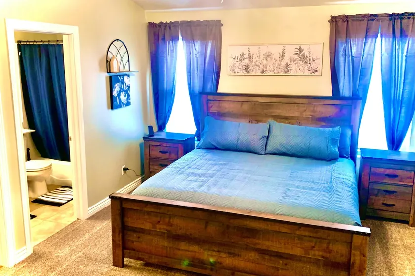 Luxury King Bed & Big Garage Relaxing Peaceful Ste - Image 1
