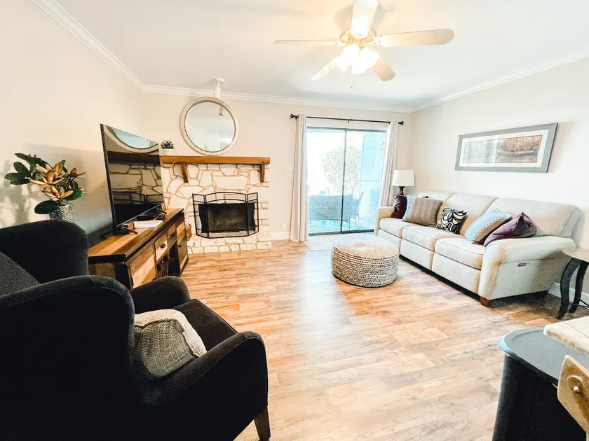 Lakeview condo - Image 1