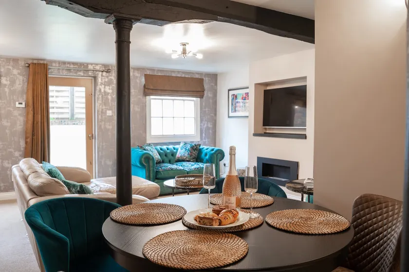 Chester Townhouse | 2 En suite Beds | Parking - Image 1