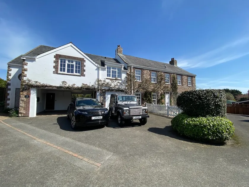 Country cottage with private garden close to beach - Image 1
