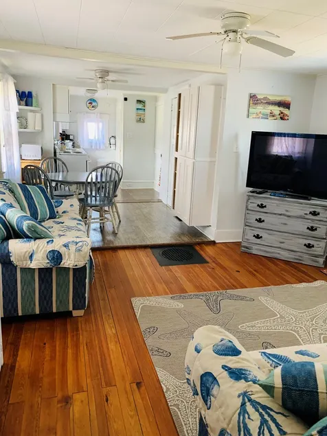 Cute, small cottage minutes from restaurants/bay - Image 1