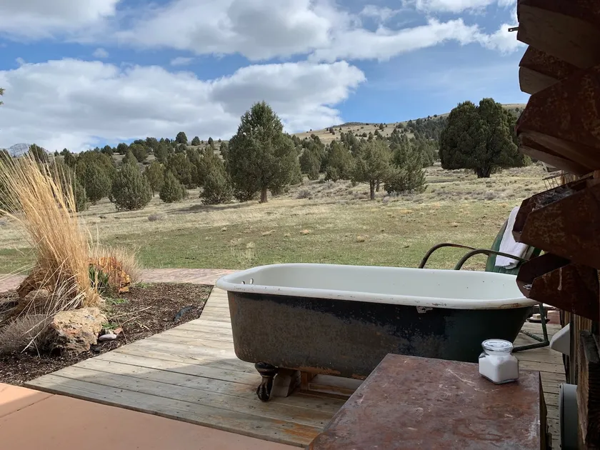 Juniper Lookout - Rustic and cozy with a view - Image 1