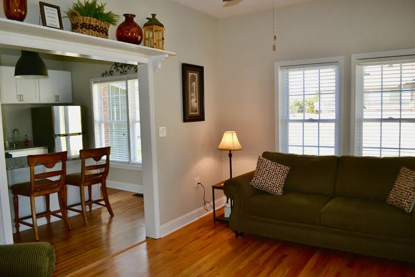 Beautiful two bedroom cottage near downtown - 357 - Image 1