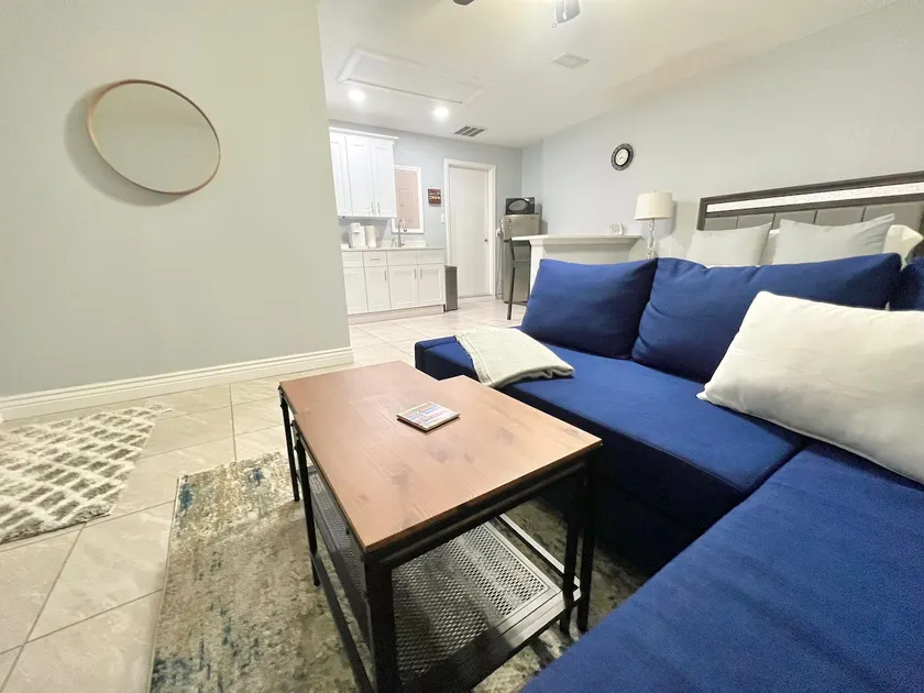 Cozy Suite Located By Main Attractions - Image 1