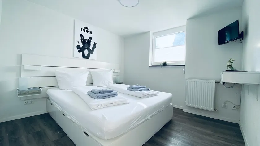 Room 4 with shower and shared kitchen - Image 1