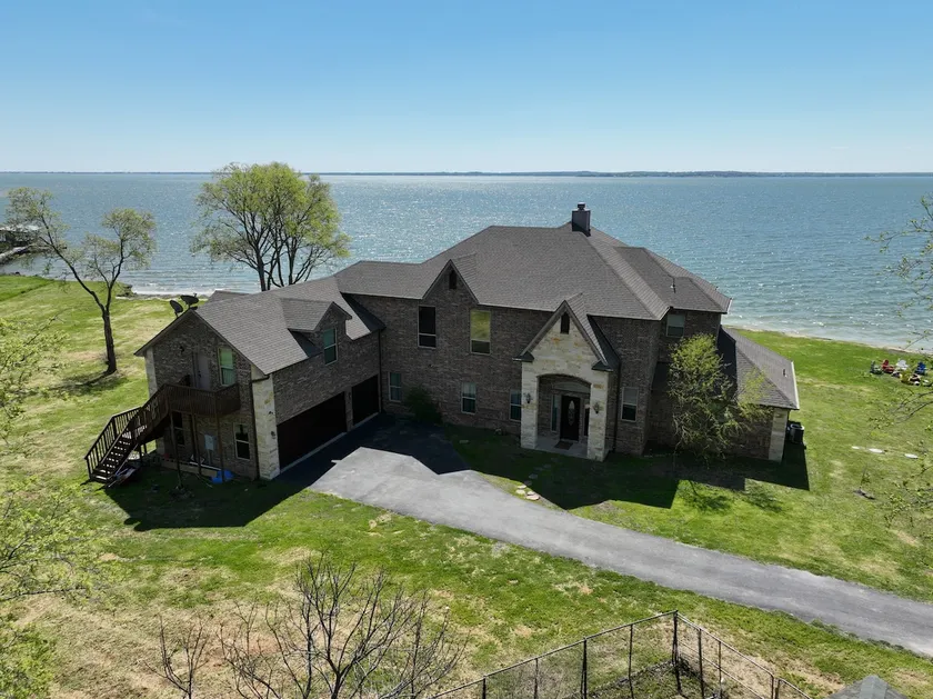 $1M+ Waterfront Villa - Image 1