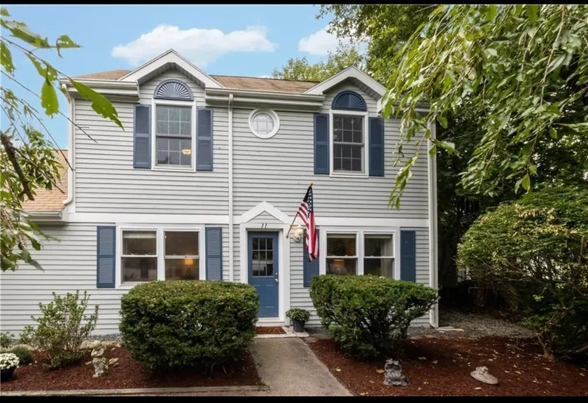 Cheerful 4 bedroom residential home walk to beach - Image 1