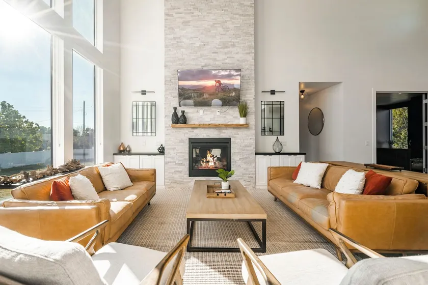 Private Getaway with Theater Room, Hot Tub, Dry Sauna, 7 bedrms, 4 bathrms - Image 1
