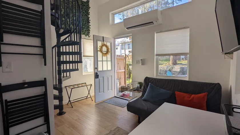 Adorable private 1-bedroom place, close to metro - Image 1