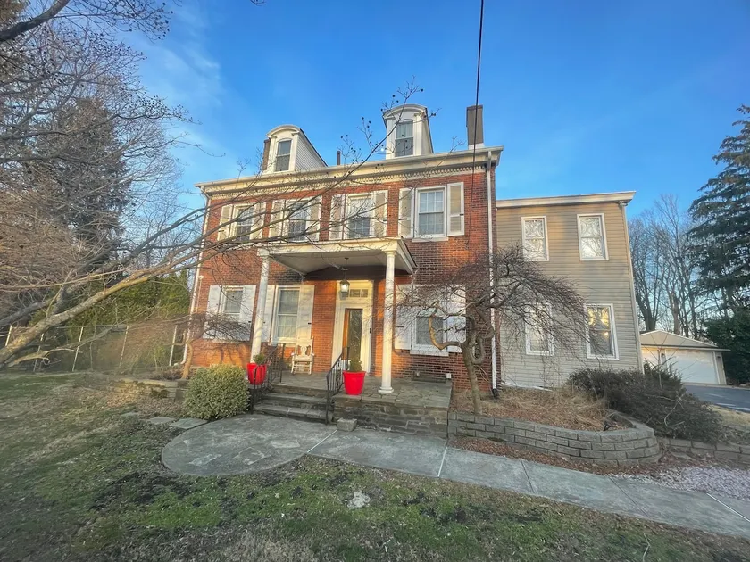Historic MegaManor Farmhouse near Sesame - Image 1