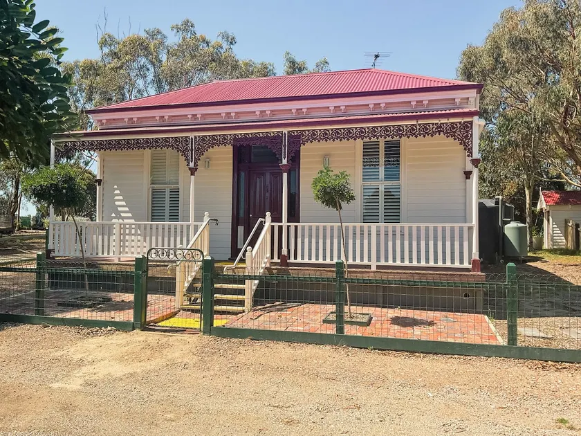 Country cottage lovingly restored - Image 1