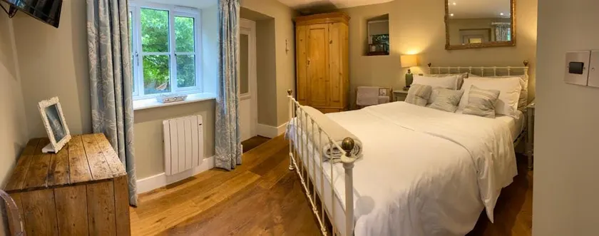 Country to city a 20 min walk - private apartment - Image 1