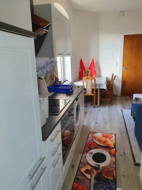 Beautiful bright accommodation very centrally located - Image 1