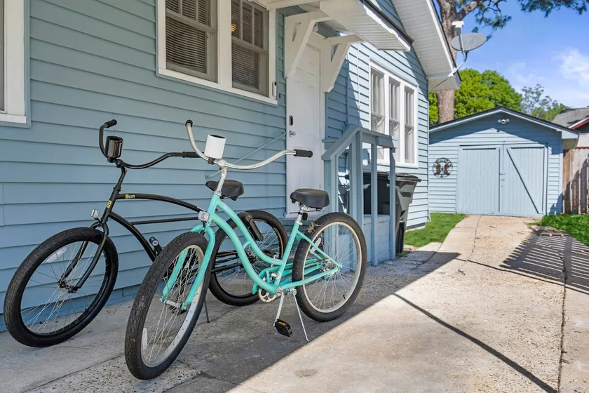 King bed w/bikes, arcade games and wild west barn! - Image 1