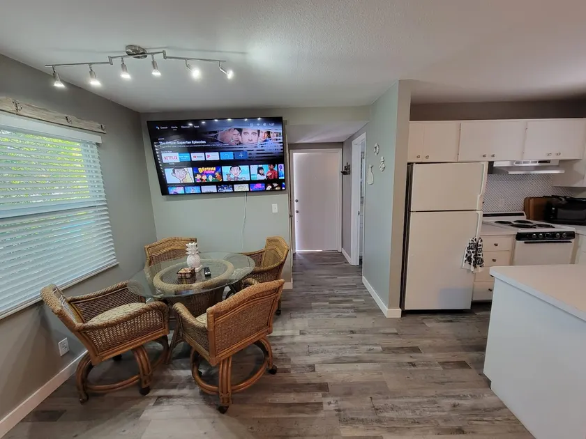 Walk to Siesta Beach, Restaurants, Shopping &More! - Image 1