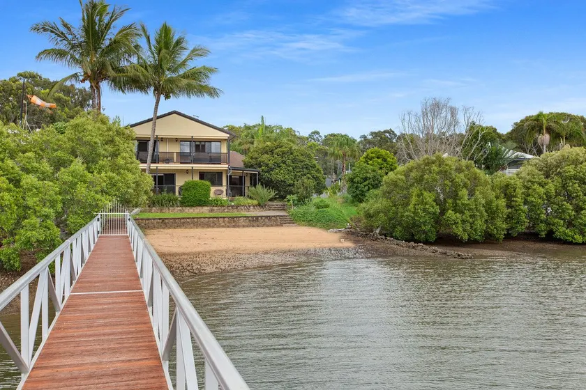 Waterfront, Deep Water Pontoon, views to Straddie - Image 1