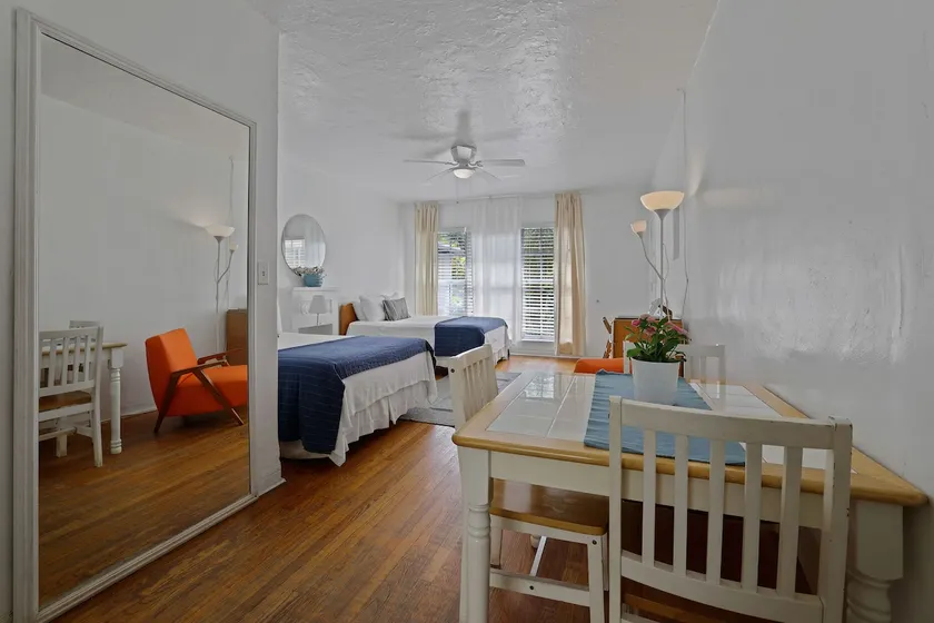 Studio#15 Pet Friendly Bright Courtyard Near Beach - Image 1