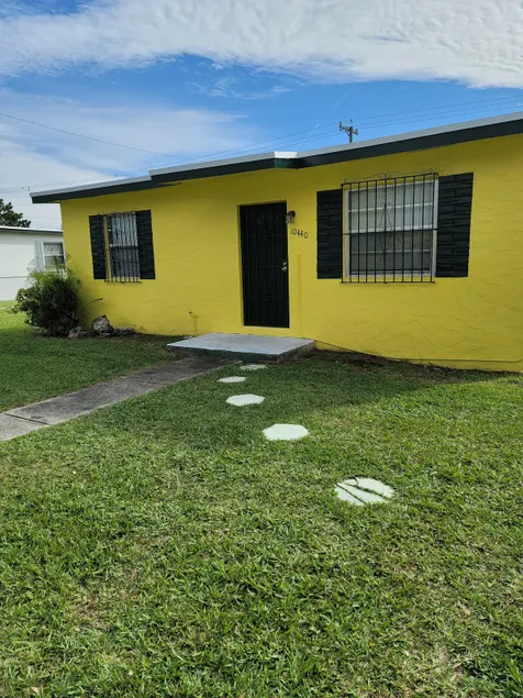 Green & Gold cottage - Image 1