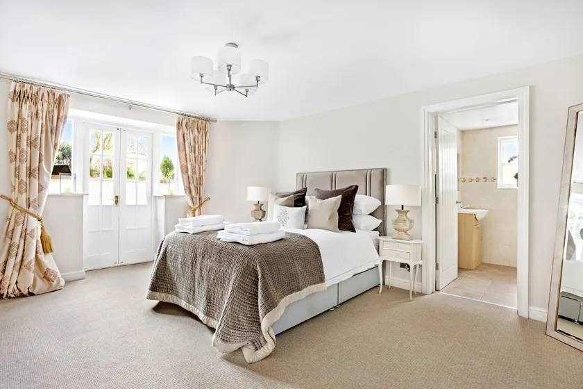 Central Harrogate townhouse apartment with parking - Image 1