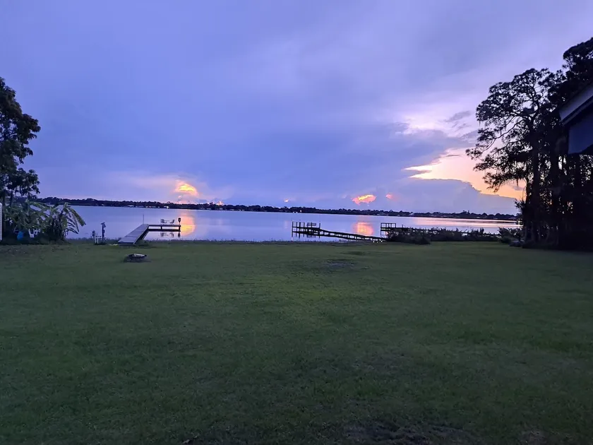 Spacious 3/2 home, lg yard & spectacular sunsets! - Image 1