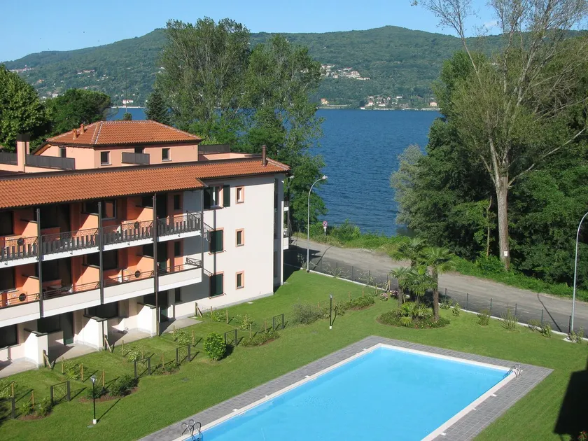 Apartment with private garden two steps from the lake. - Image 1