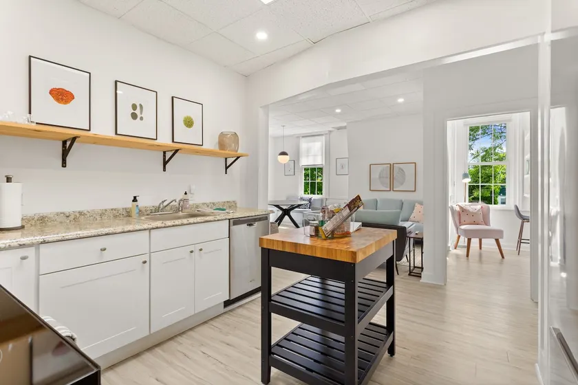 Physician`s Loft in the heart of downtown with 2 Free Parking Spots - Image 1
