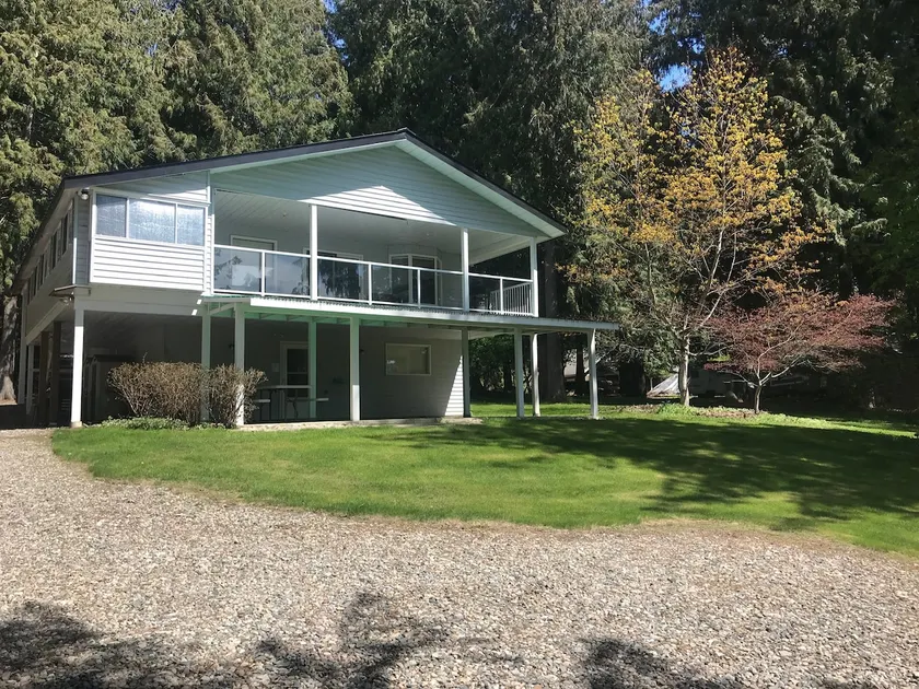 Entire house semi waterfront at the Shuswap - Image 1