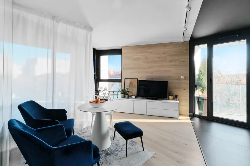 Modern studio with a pool and a hot tub - Image 1