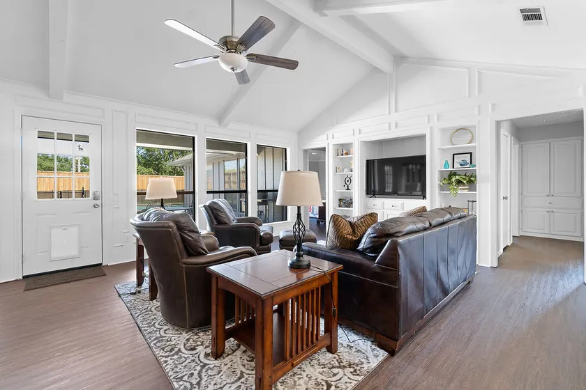 Fabulous 4-Bedroom Home with Pool, Dog-Friendly ! - Image 1
